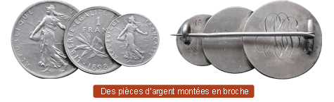 Des pièces d'argent représentant la semeuse d'Oscar Roty montées en broches bijoux